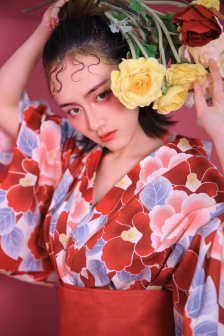 女子未穿衣服在家上网课